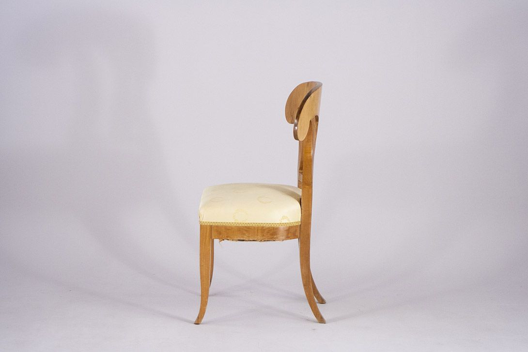 Foto Biedermeier Chair with Beige Brocade Upholstery