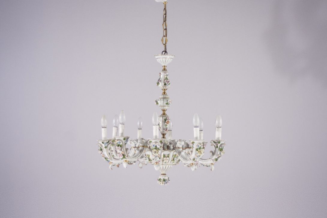 Foto Porcelain Chandelier with Flower Relief and Golden Details 1967 ø72