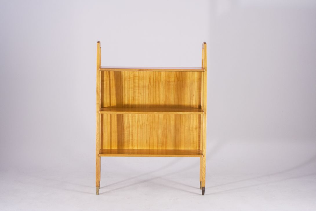 Foto French Wooden Shelf with Brass Rod Detail 1953 ​h110x21x78