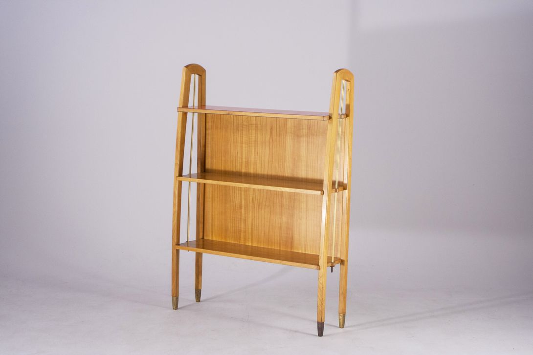 Foto French Wooden Shelf with Brass Rod Detail 1953 ​h110x21x78