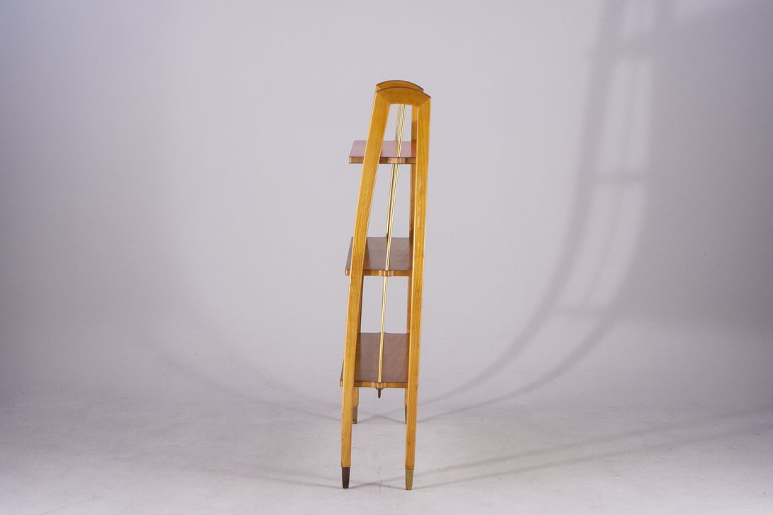 Foto French Wooden Shelf with Brass Rod Detail 1953 ​h110x21x78