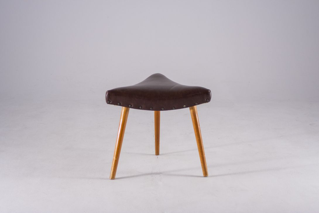 Foto Triangular Stool with Leather Seat 1954 h42x46x40