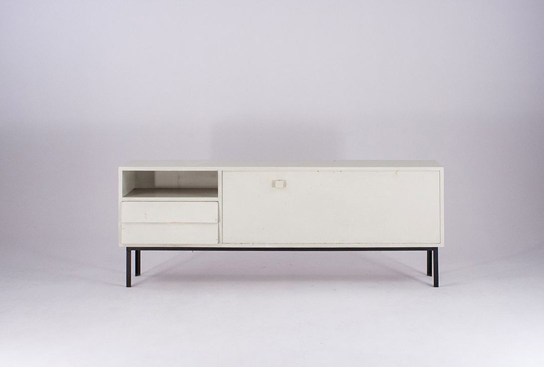 Foto White Sideboard on Black Metal Frame 1960 Part 2 ​w170