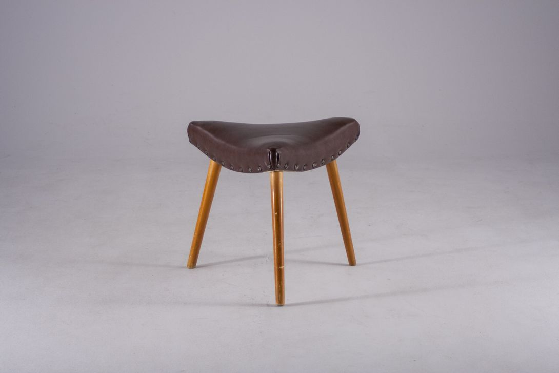Foto Triangular Stool with Leather Seat 1954 h42x46x40