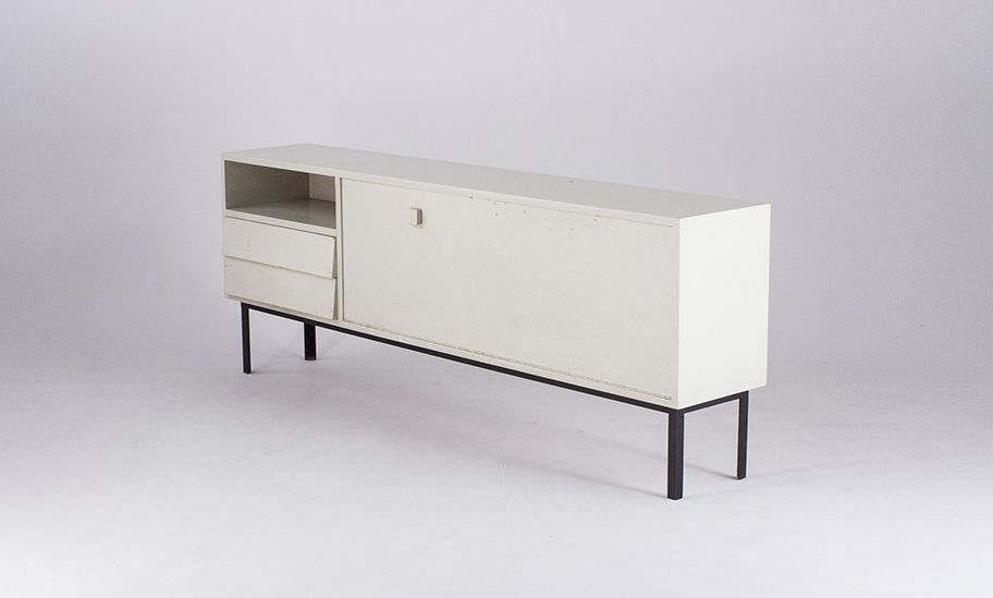 Foto White Sideboard on Black Metal Frame 1960 Part 2 ​w170