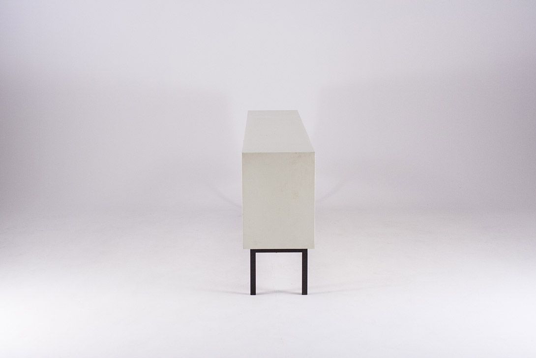 Foto White Sideboard on Black Metal Frame 1960 Part 2 ​w170