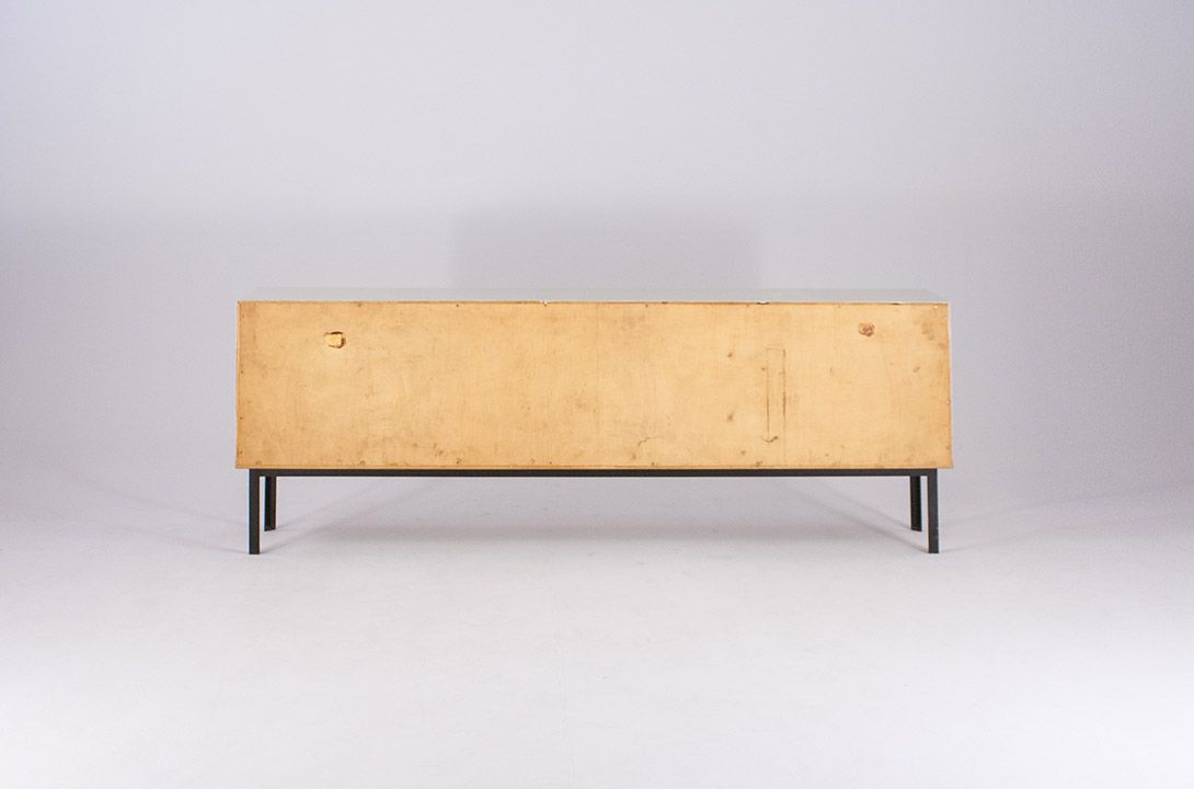 Foto White Sideboard on Black Metal Frame 1960 Part 2 ​w170