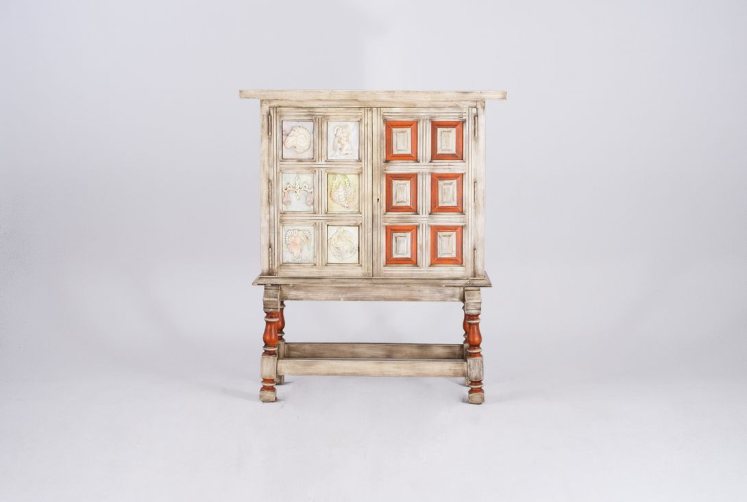 Foto Small Wooden Cabinet with Carved Zodiac Signs Relief