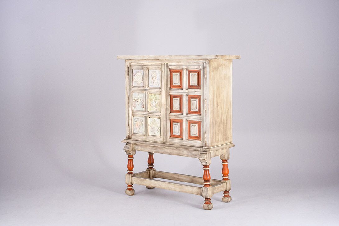 Foto Small Wooden Cabinet with Carved Zodiac Signs Relief