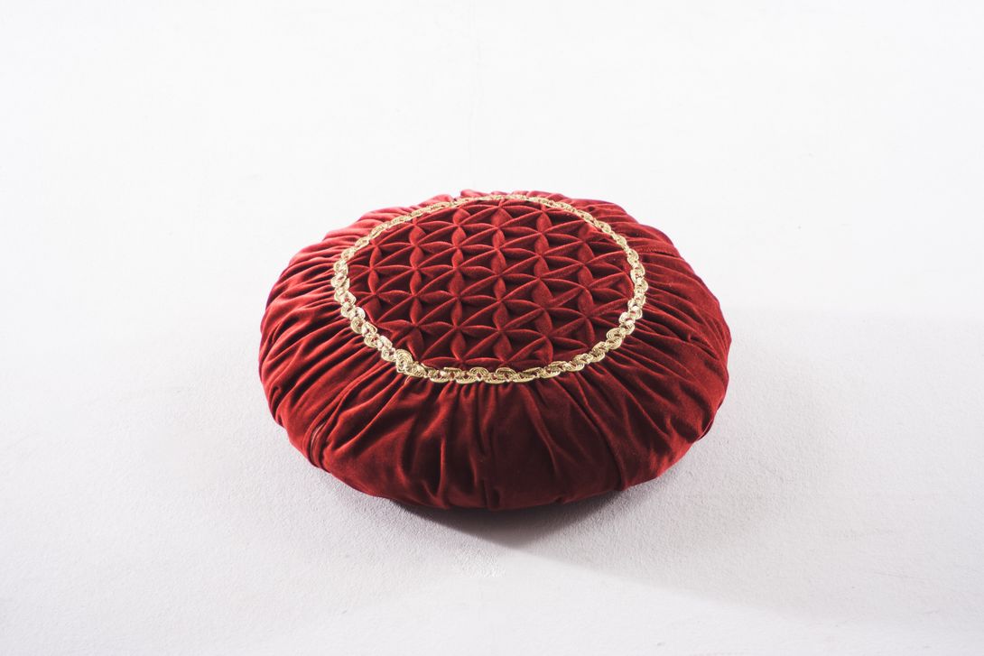 Foto Red Velvet Pillow with Golden Detail ø30cm