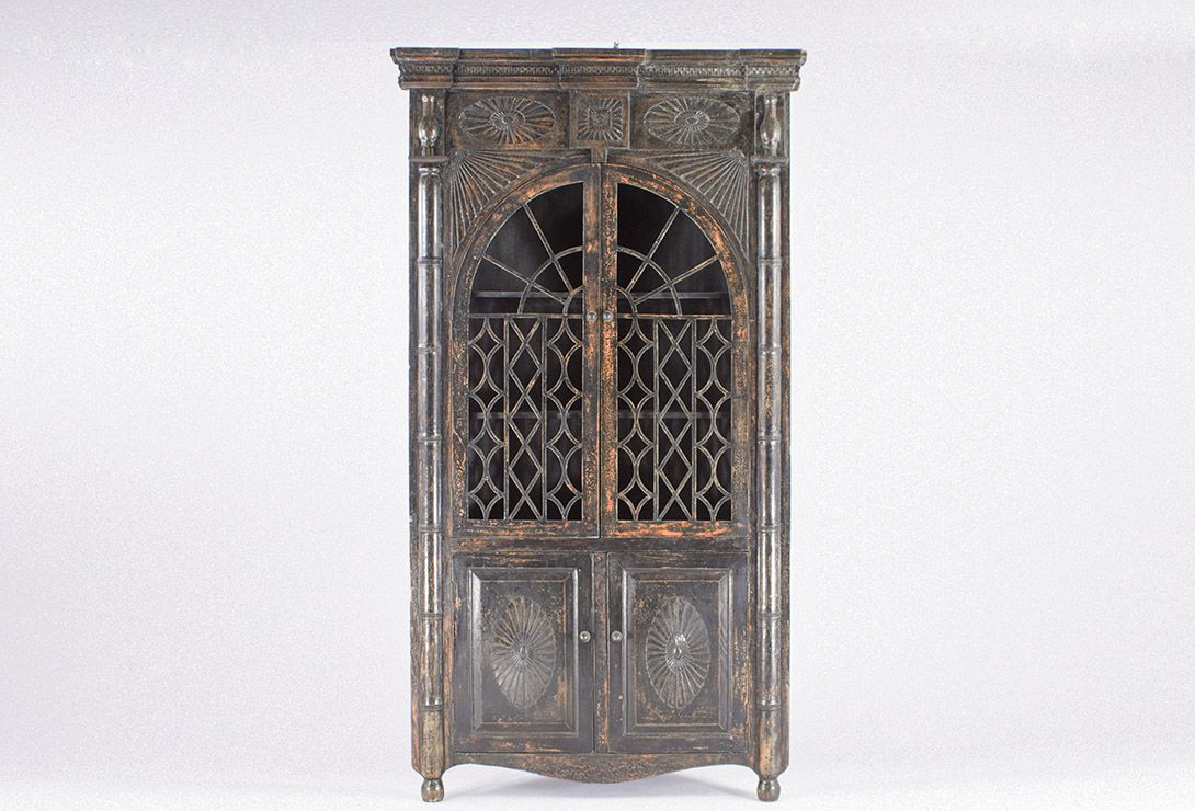 Foto Indian Corner Cabinet with Carved Doors 1934