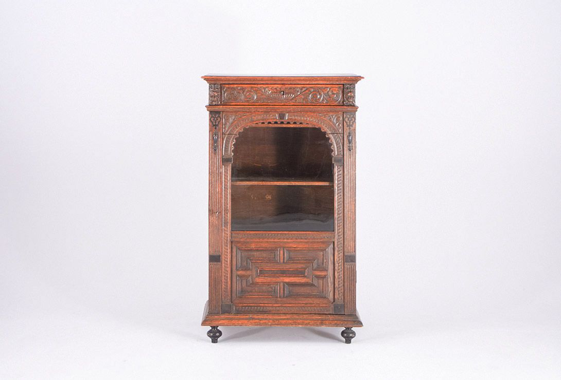 Foto Oak Wooden High Board with Carved Relief 1879