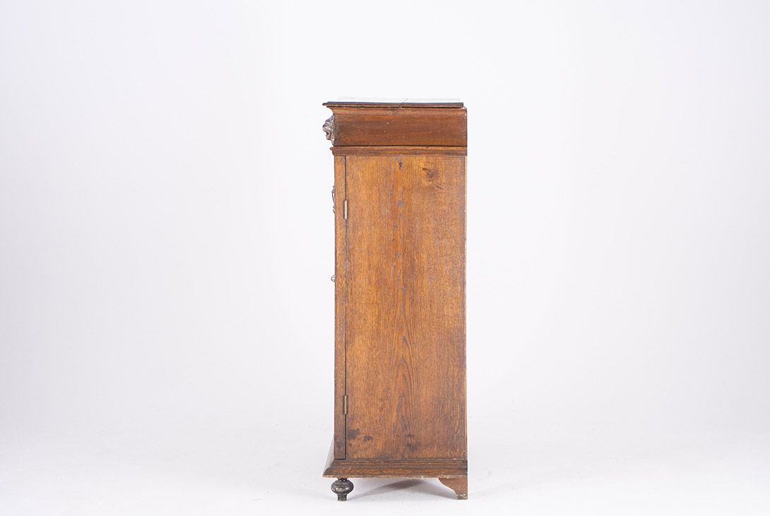 Foto Oak Wooden High Board with Carved Relief 1879