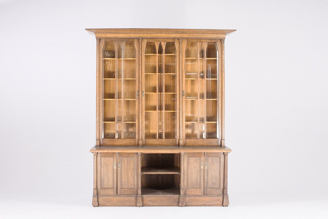 Foto Big Wooden Cabinet with Glass Slide Doors 1906