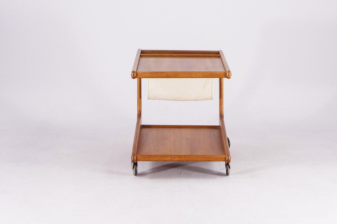 Foto Danish Side Table with Newspaper Compartment 1964 ​h50x70x45