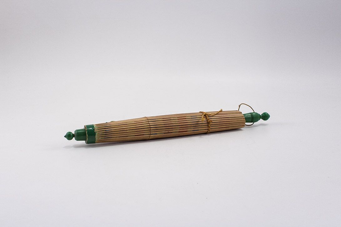 Foto Japanese Sunshade with Colorful Stripes 1930