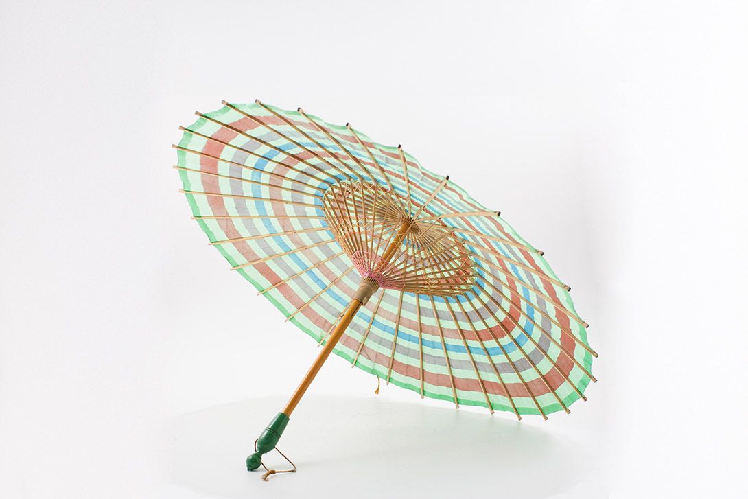 Foto Japanese Sunshade with Colorful Stripes 1930