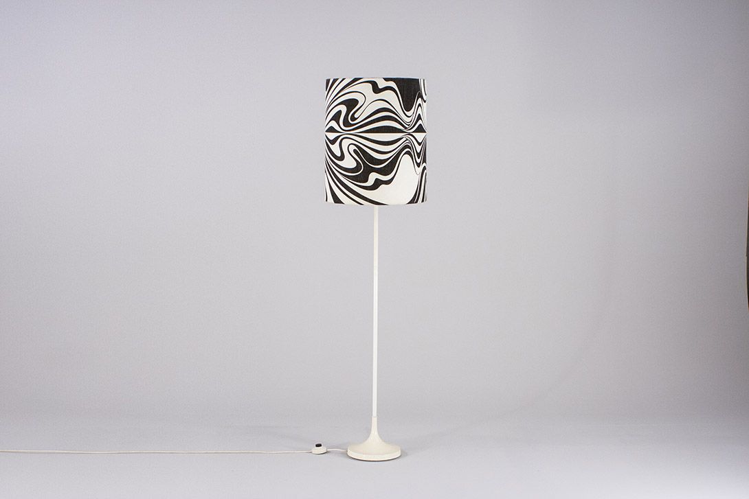 Foto Floor Lamp with Trumpet Foot and Black and White Shade 1966 ​h151 E1+