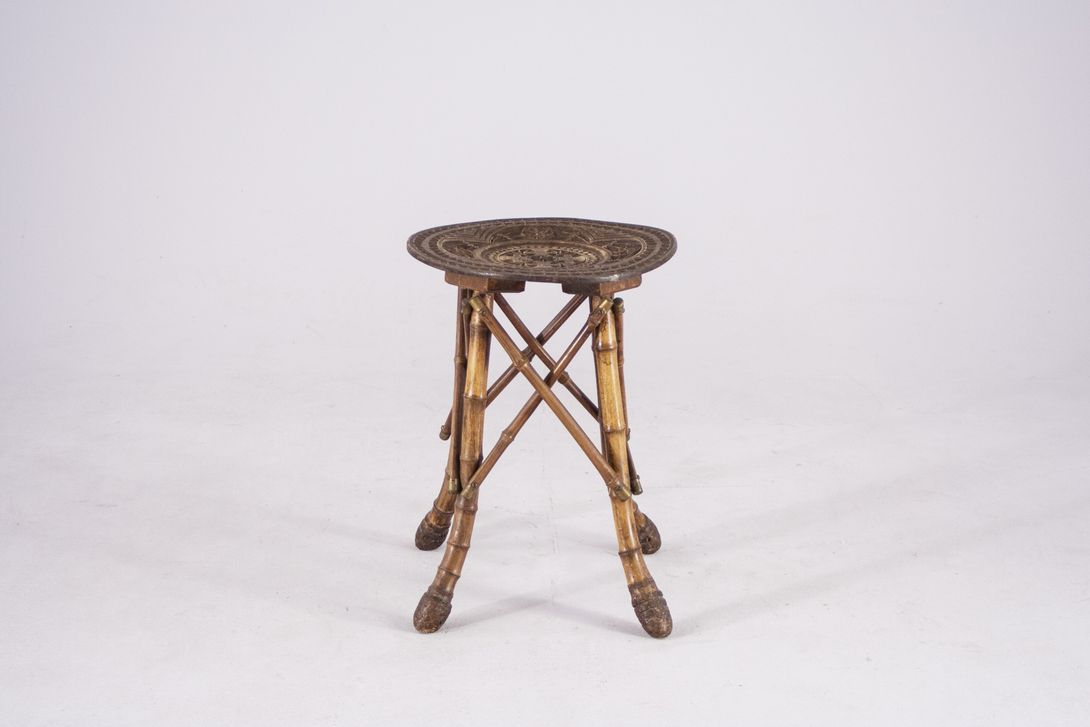 Foto Colonial Bamboo Side Table with Carved Surface 1887 ​h45x32