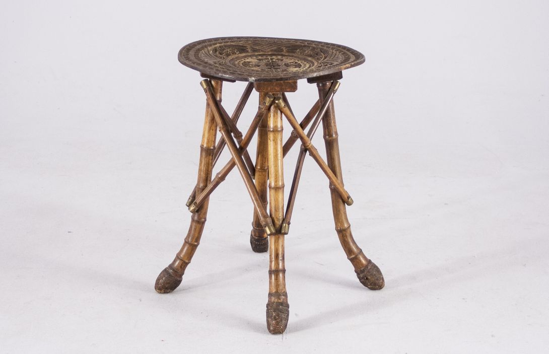 Foto Colonial Bamboo Side Table with Carved Surface 1887 ​h45x32