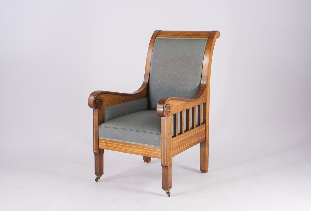 Foto Biedermeier Armchair with Floral Carved Details and Grey Upholstery