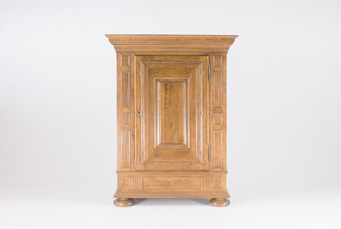 Foto Massive Baroque Style Oak Rifle Cabinet
