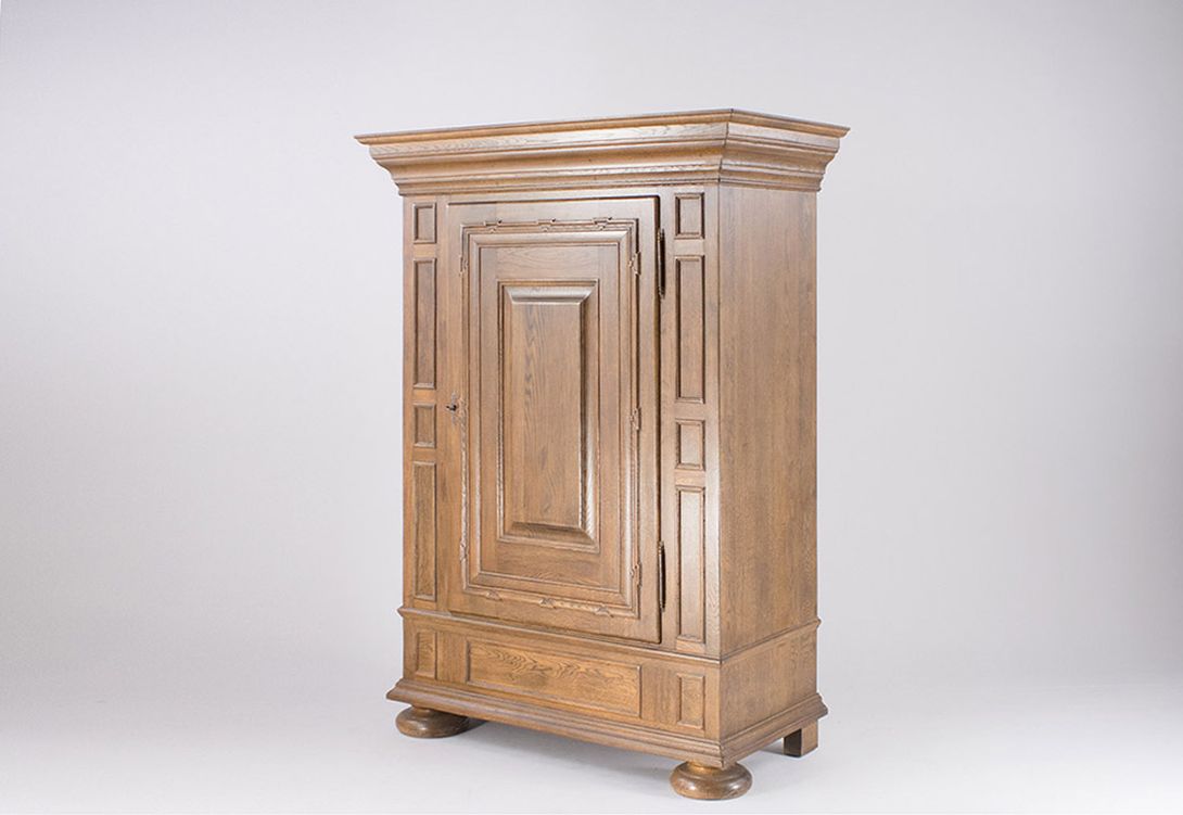 Foto Massive Baroque Style Oak Rifle Cabinet