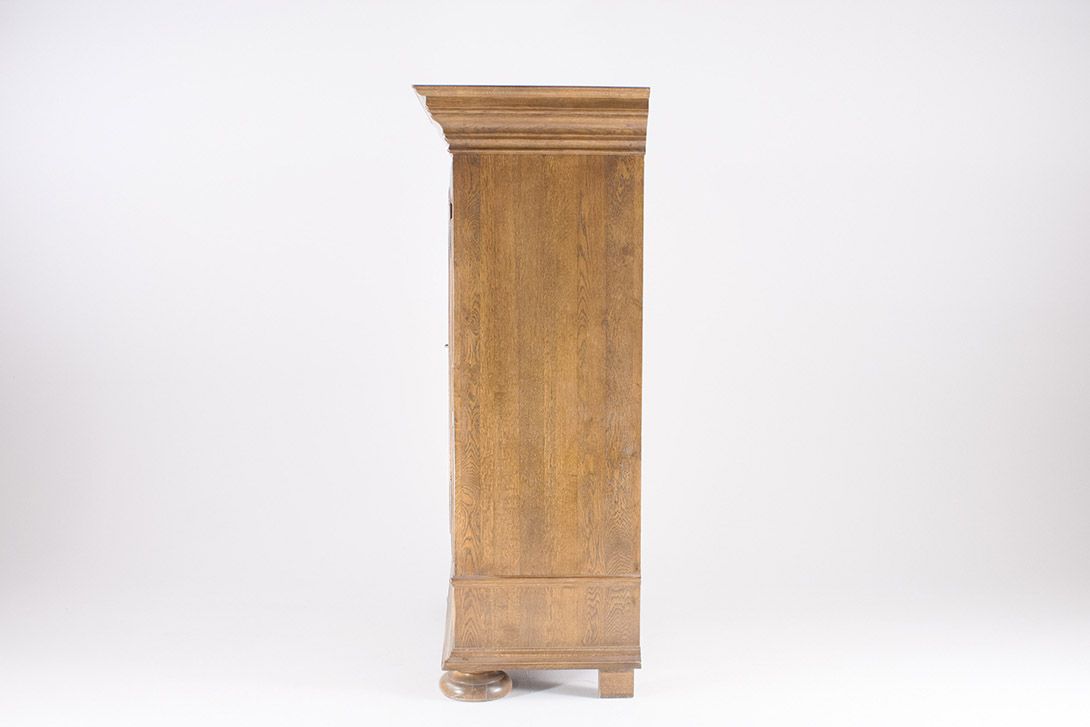Foto Massive Baroque Style Oak Rifle Cabinet