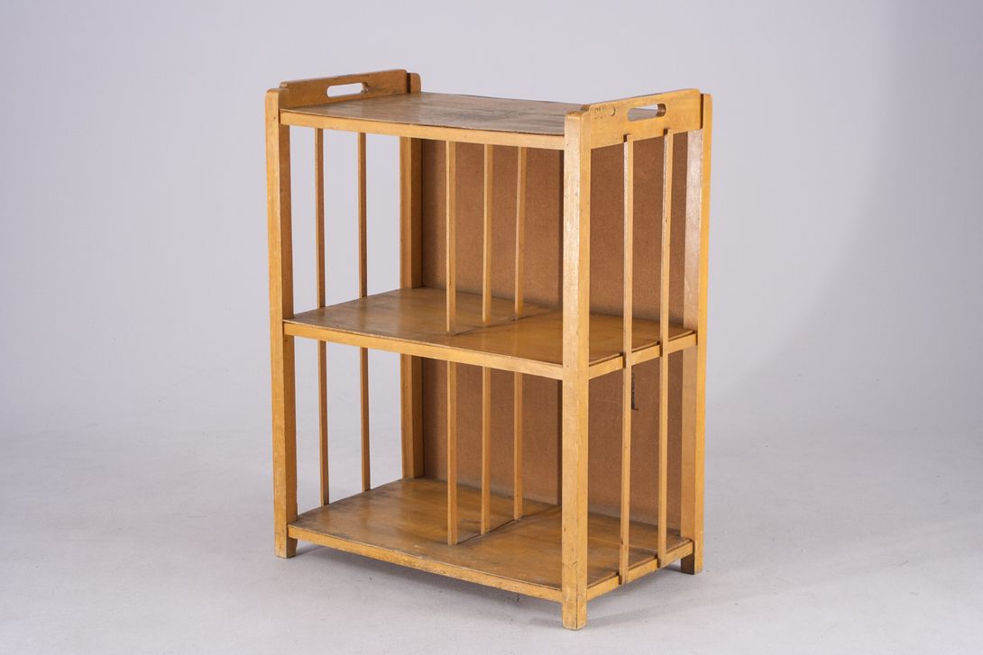 Foto Little Shelf Administration with Back Panel Bund Berlin 1954