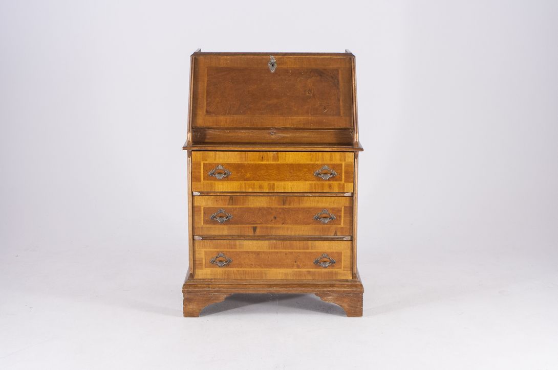 Foto Biedermeier Bureau with Three Drawers and Decorative Handles