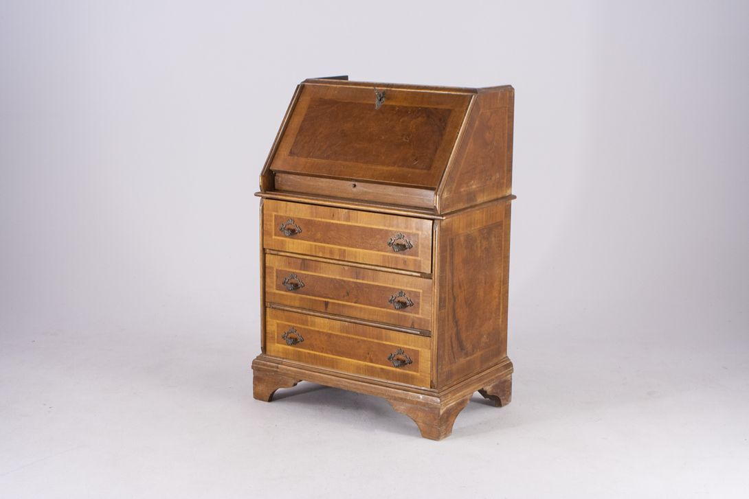 Foto Biedermeier Bureau with Three Drawers and Decorative Handles