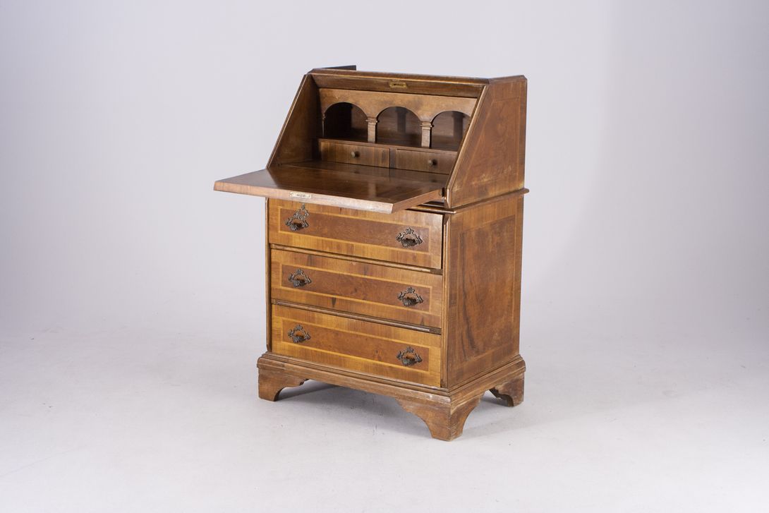 Foto Biedermeier Bureau with Three Drawers and Decorative Handles