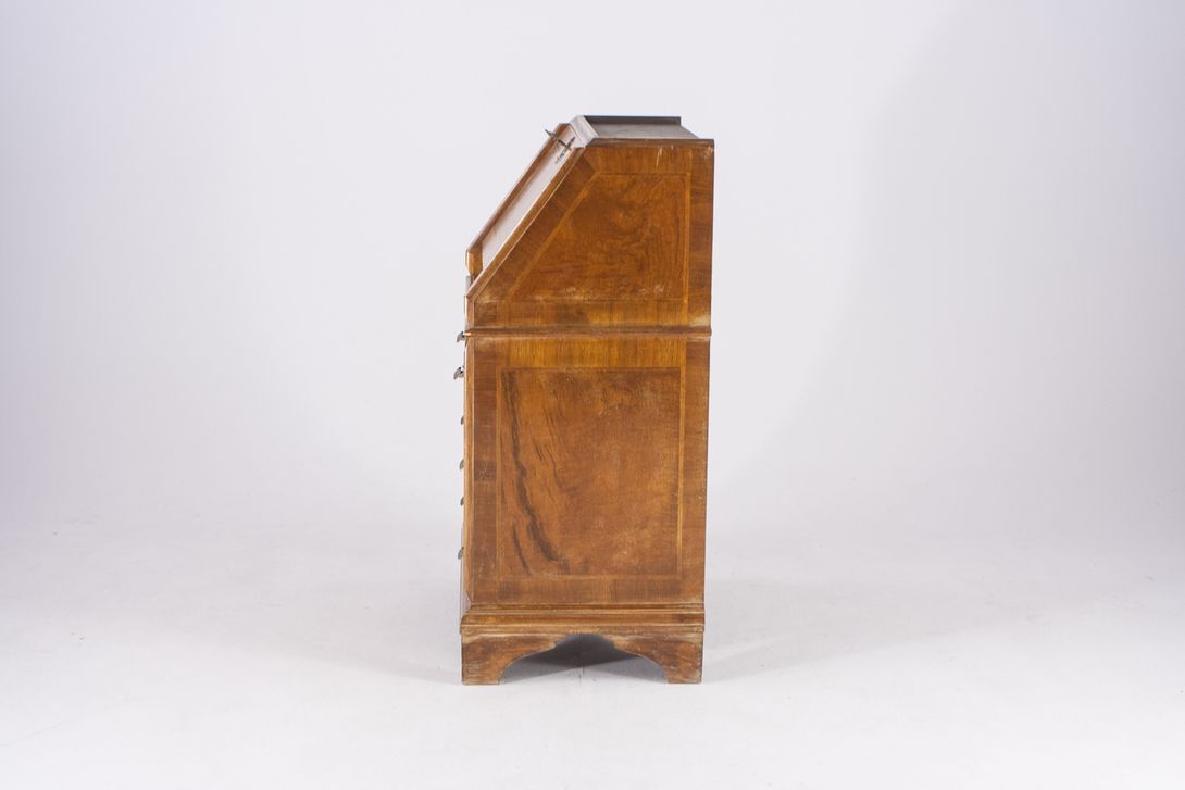 Foto Biedermeier Bureau with Three Drawers and Decorative Handles