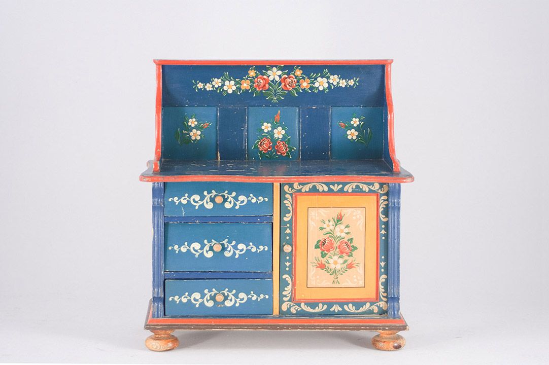 Foto Small Farmers Cabinet with Floral Pattern 1925​ h100x93x41