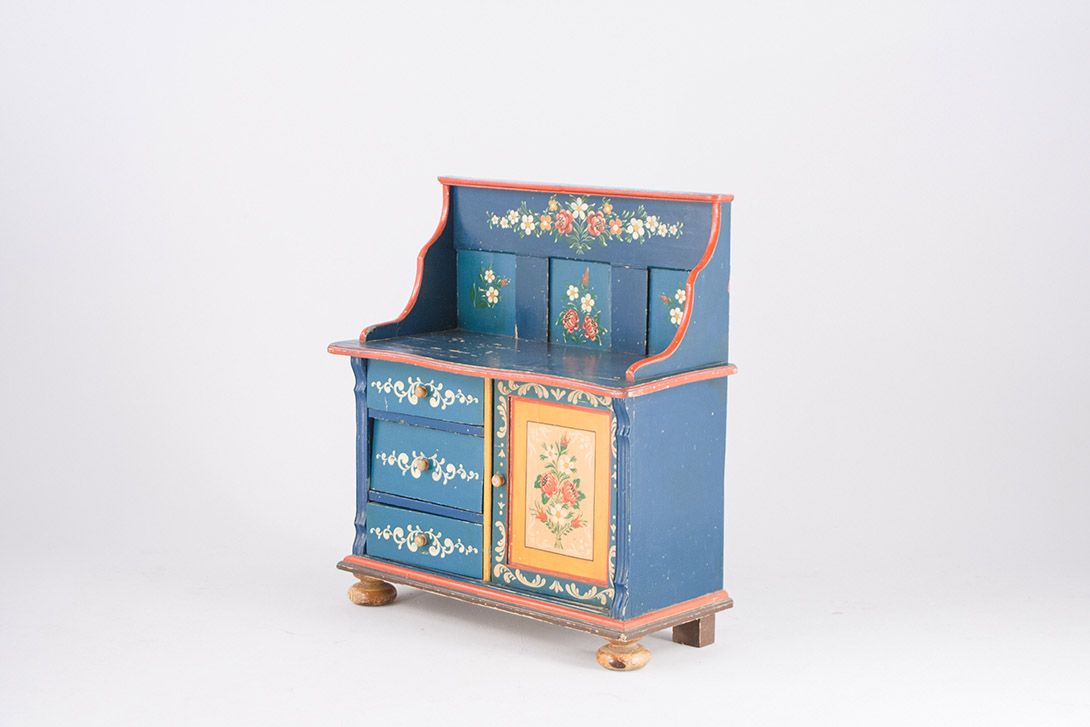 Foto Small Farmers Cabinet with Floral Pattern 1925​ h100x93x41