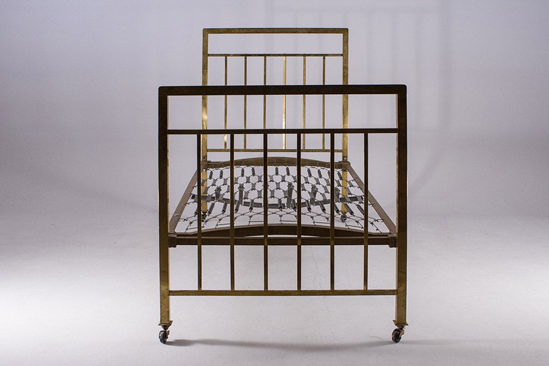 Foto Modern Bauhaus Bed with High Brass Grids Dresden 1928