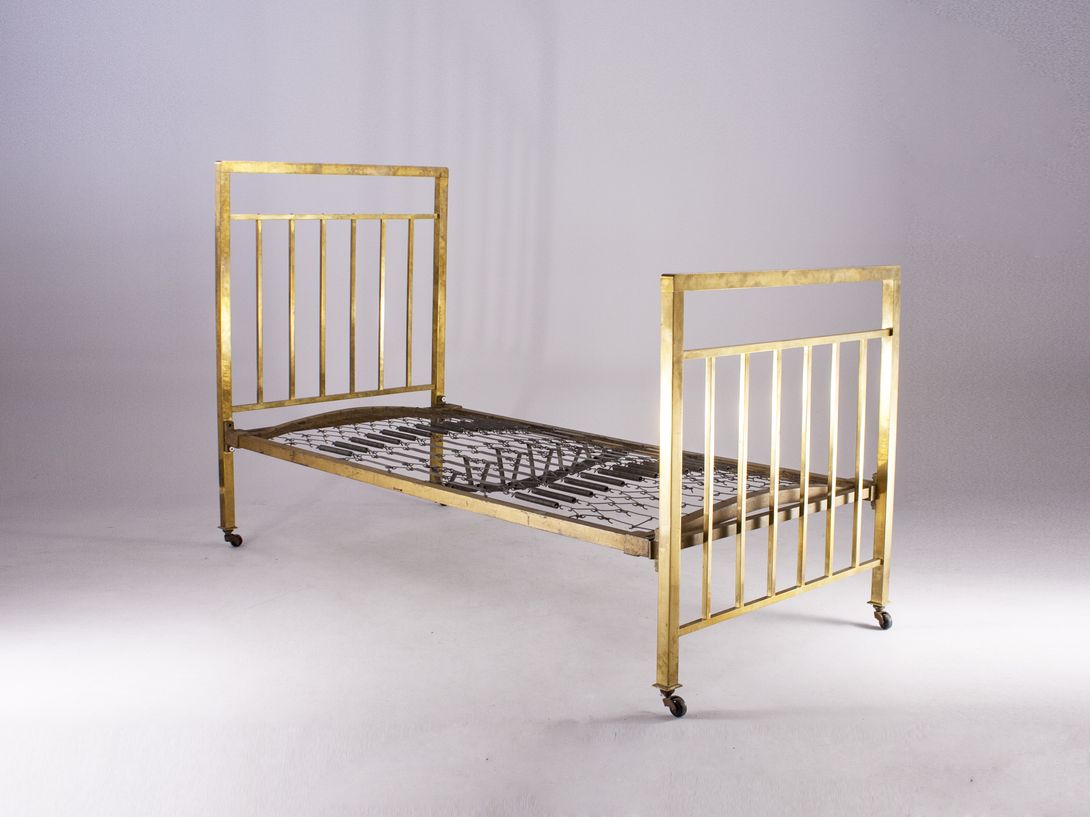 Foto Modern Bauhaus Bed with High Brass Grids Dresden 1928