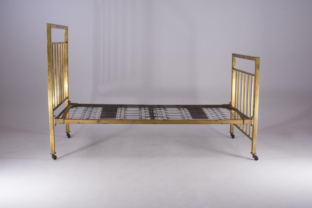 Foto Modern Bauhaus Bed with High Brass Grids Dresden 1928