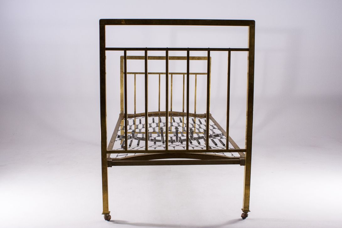 Foto Modern Bauhaus Bed with High Brass Grids Dresden 1928