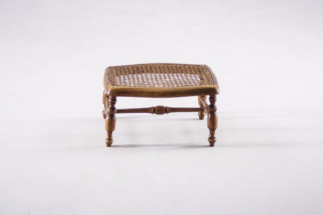 Foto Wilhelminian Foot Rest with Basket Top 1898