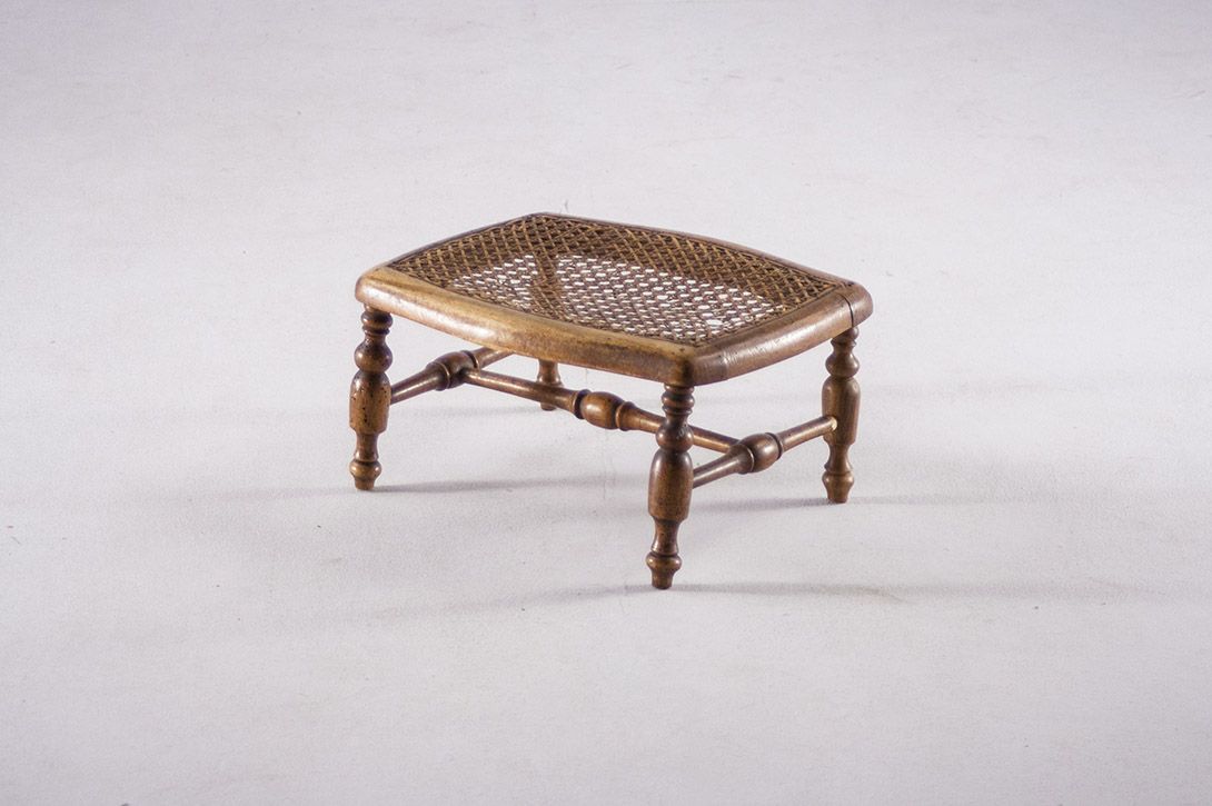Foto Wilhelminian Foot Rest with Basket Top 1898
