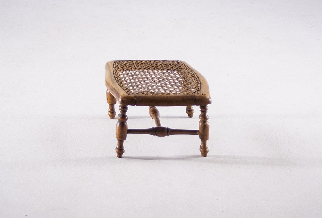Foto Wilhelminian Foot Rest with Basket Top 1898