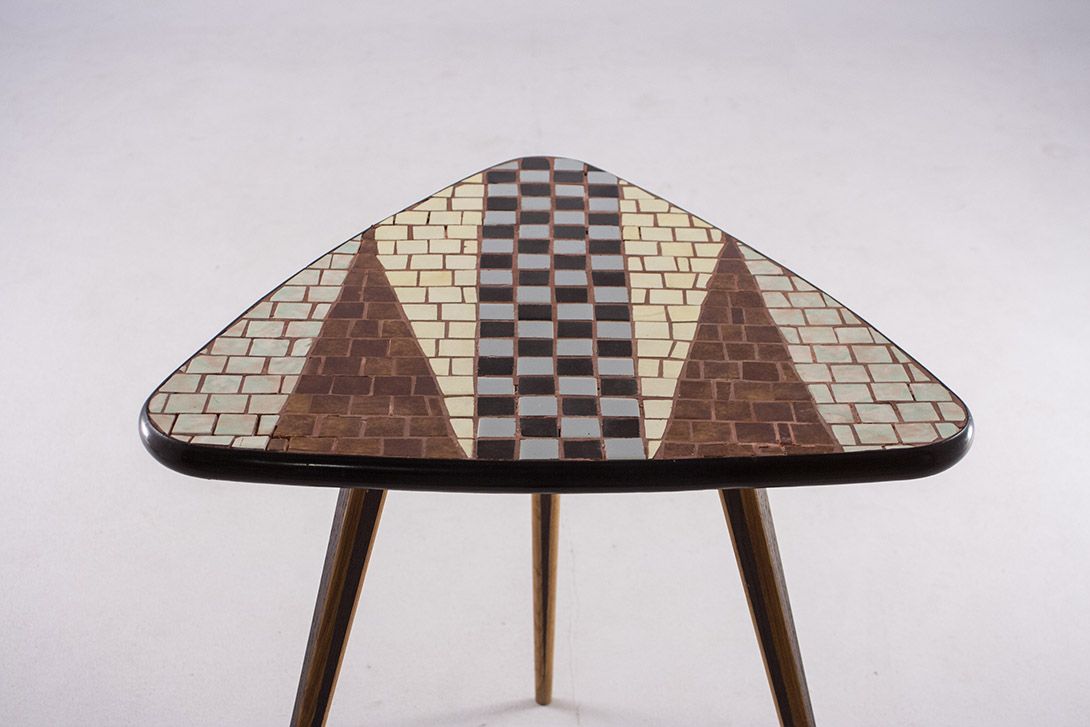 Foto Triangular Coffee Table with Mosaic Top 1954 h57x57x54