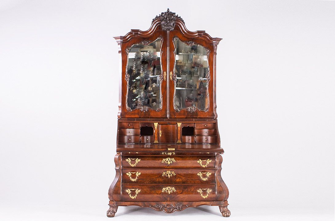 Foto Late Baroque Rosewooden Cabinet with Mirror, Hidden Shutters and Golden Details