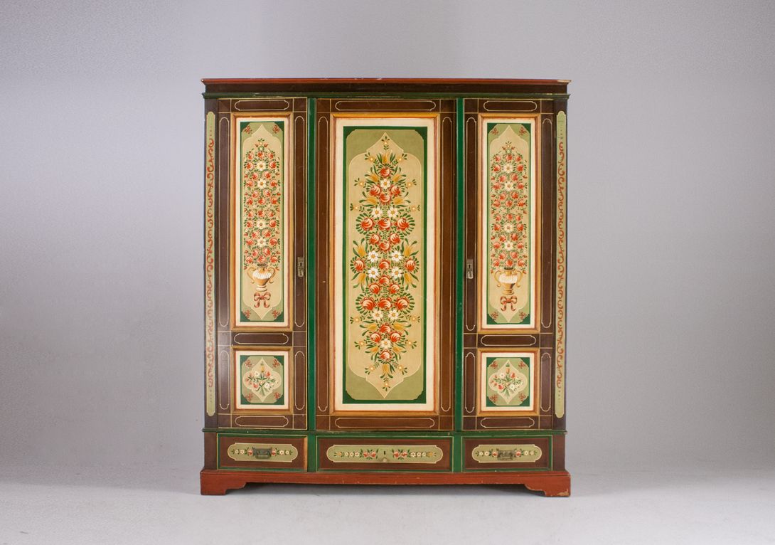 Foto Farmhouse Cabinet with Appenzell Peasants Art 1959 h204x185x62