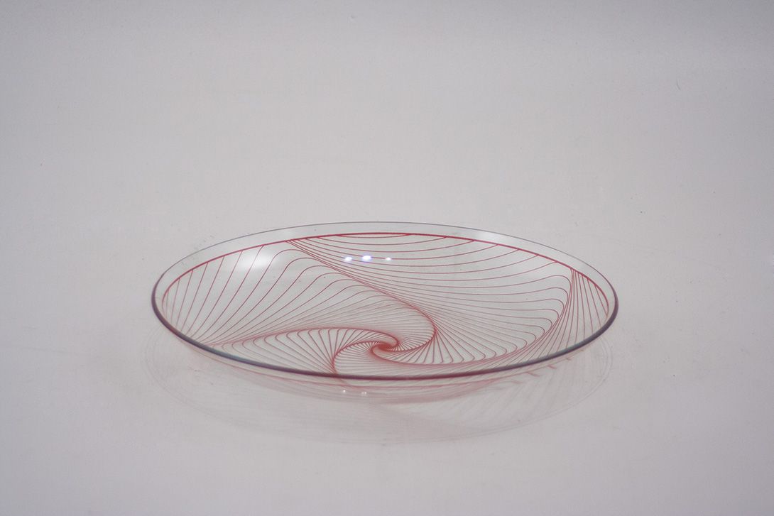 Foto Glass Bowl with Red Spiral Pattern