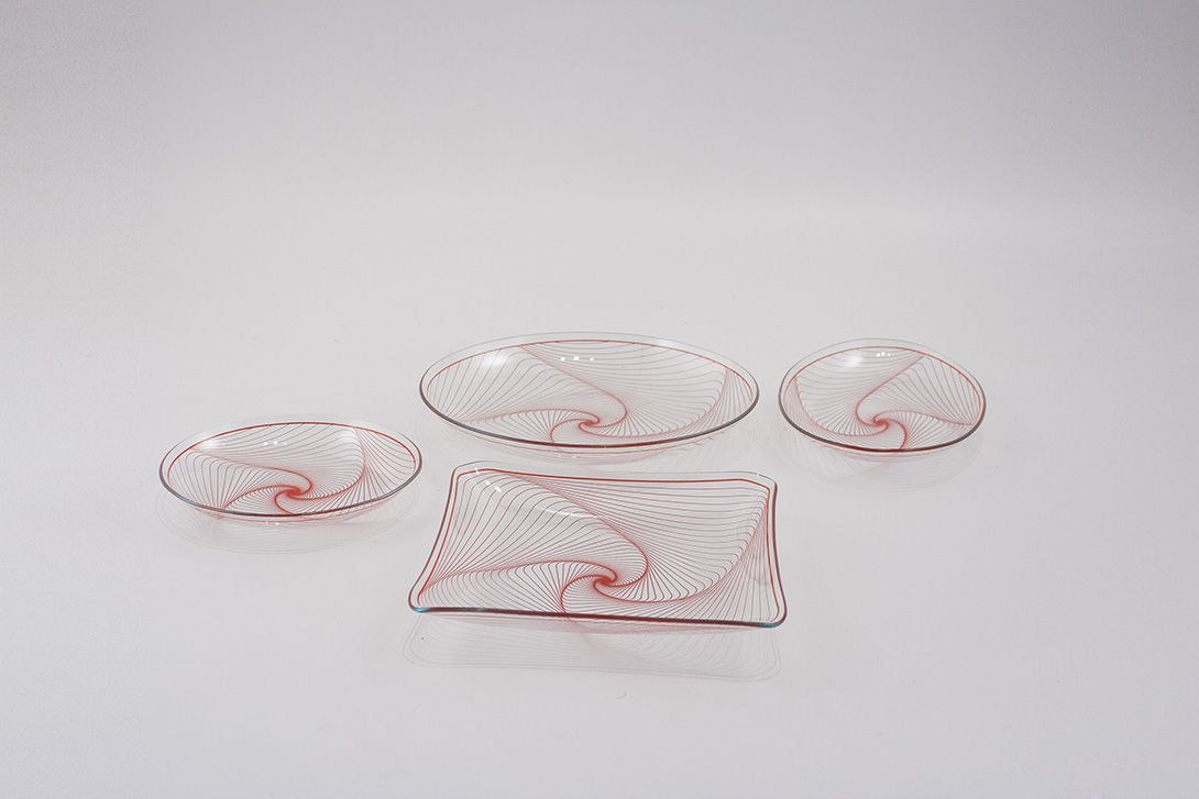 Foto Glass Bowl with Red Spiral Pattern