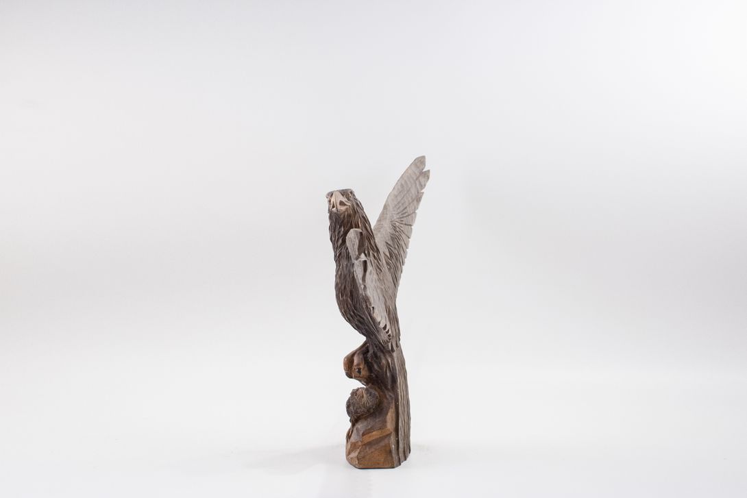 Foto Big Carved Eagle Sculpture