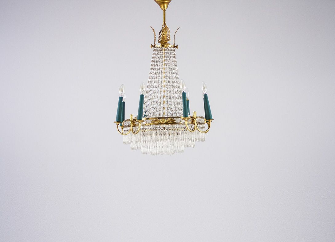 Foto Glass Chandelier with Blue Bulb Holders and Golden Details ø60