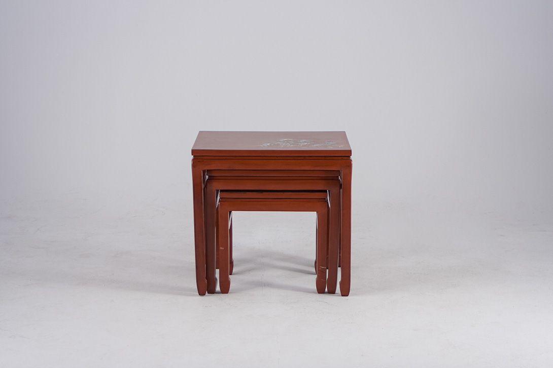Foto Set of Chinese Stacking Side Tables with Inlays ​h47x50x42